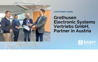 Der Partner Award wird an die Grothusen Electronic Systems Vertriebs GmbH überreicht